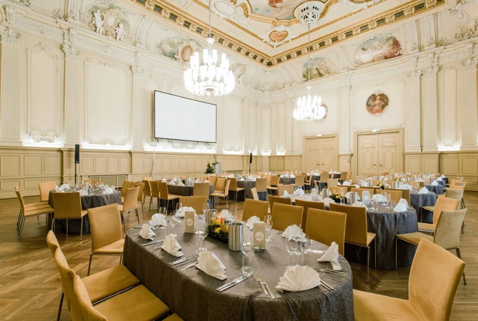 Festlich gedeckter Saal im Salles de Pologne